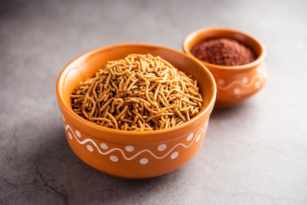 Nachni ou Ragi Sev est une délicieuse nouille croustillante faite à partir de millets à doigts, une nourriture indienne saine.