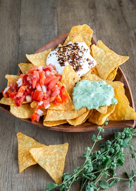 Nachos au fromage avec différents types de sauce