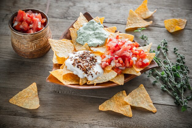 Nachos au fromage avec différents types de sauce