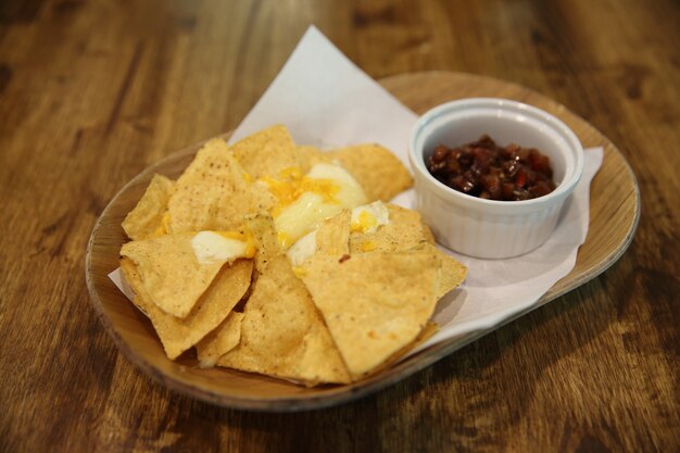 Nachos au fromage avec sauce tomate