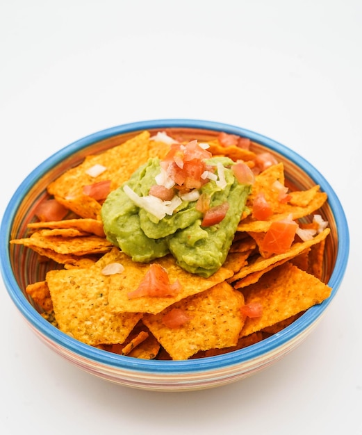 Nachos au fromage, viande guacamole et tomate