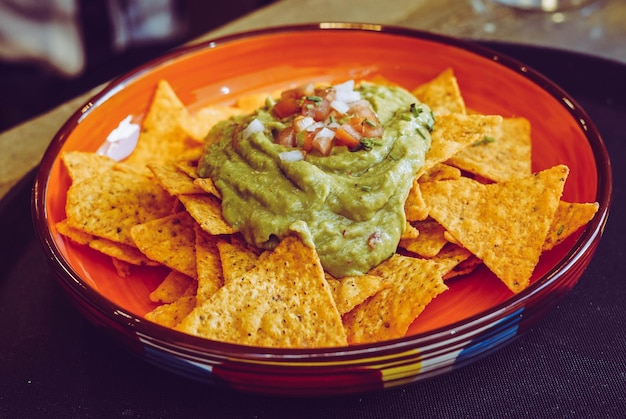 Nachos au fromage, viande guacamole et tomate