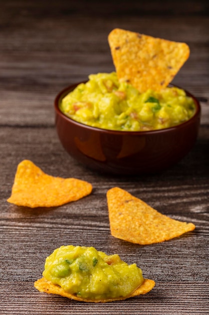 Nachos au guacamole sur la table