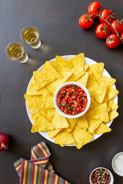 Nachos aux croustilles de maïs avec trempette à la salsa. Nourriture mexicaine. La nourriture végétarienne.