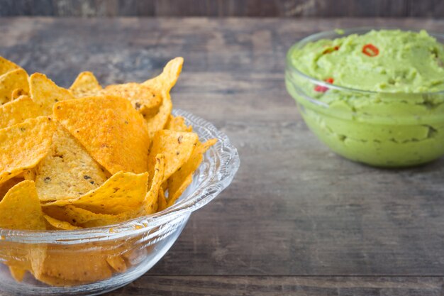 Nachos et avocat guacamole, snack mexicain traditionnel.