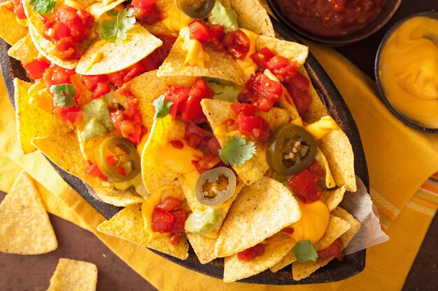 Nachos chargés de salsa, de fromage et de jalapeno