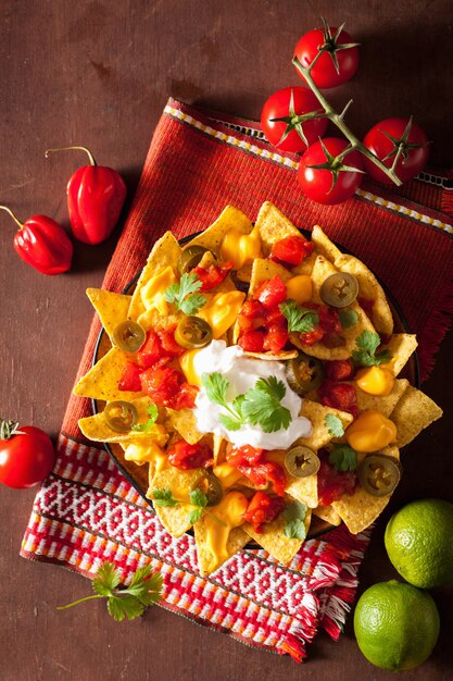 Nachos chargés de salsa, de fromage et de jalapeno