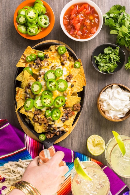 Nachos classiques avec bœuf haché et piments jalapenos frais.