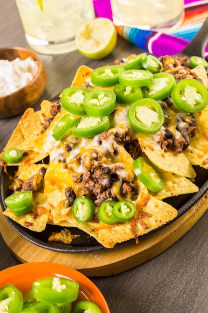 Nachos classiques avec bœuf haché et piments jalapenos frais.