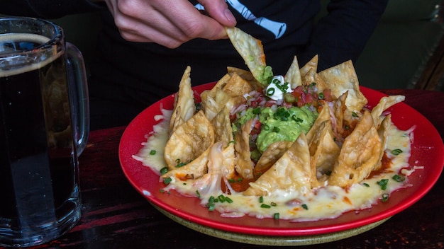 Nachos con queso en un bar.