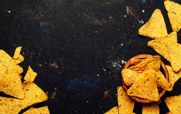 Nachos Dans Un Bol En Bois Sur Fond Noir Vue De Dessus