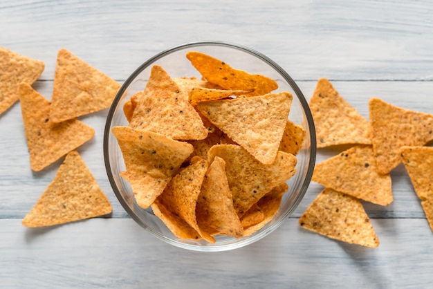 Nachos dans le bol en verre