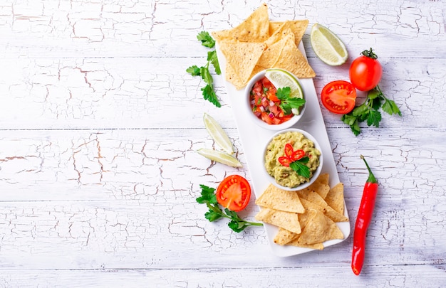 Nachos de guacamole, sauce tomate et chips