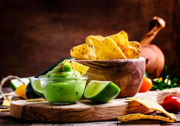 Nachos de maïs et mise au point sélective de la sauce à l'avocat