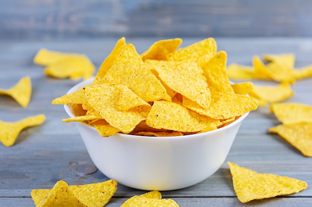 Nachos mexicains au fromage. Croustilles de maïs isolés sur table en bois