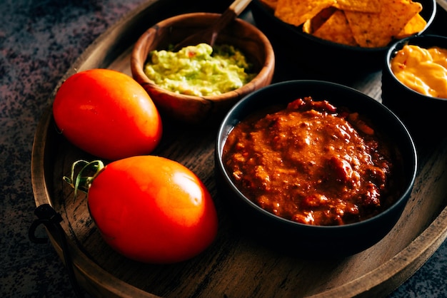 Nachos mexicains avec guacamole, fromage cheddar et chili. Plat typiquement mexicain