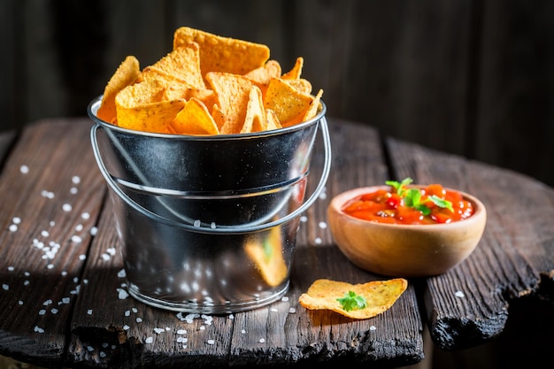 Nachos mexicains avec trempette aux poivrons rouges et sel