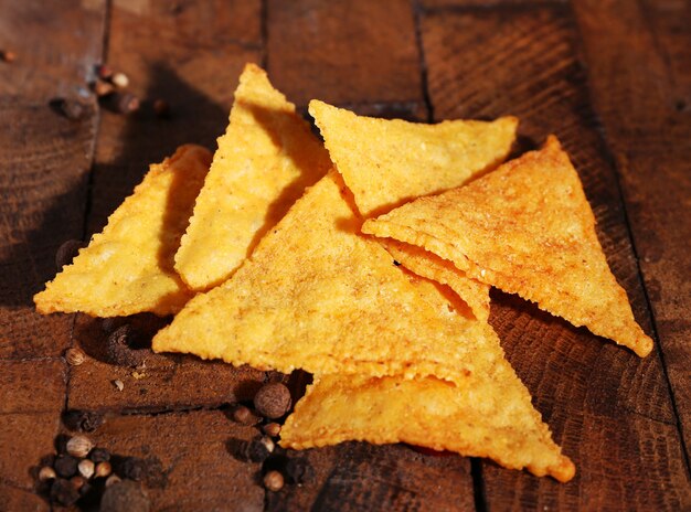 Nachos savoureux sur mur en bois