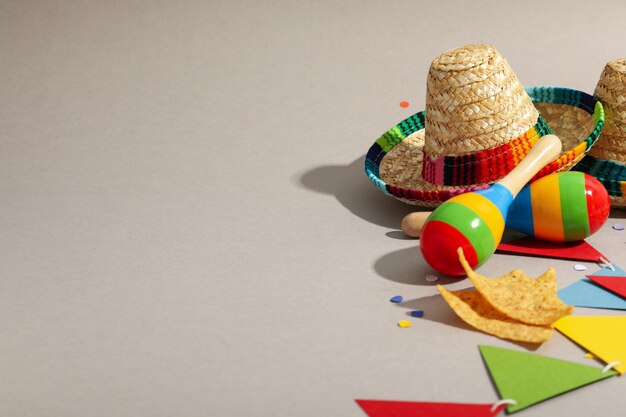 Photo nachos avec sombrero et maracas sur un fond clair