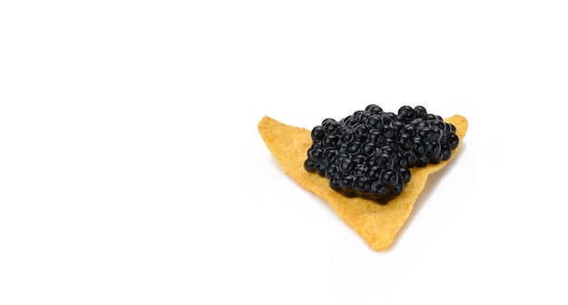 Nachos triangulaires avec caviar de paddlefish noir isolé sur fond blanc Snack copy space