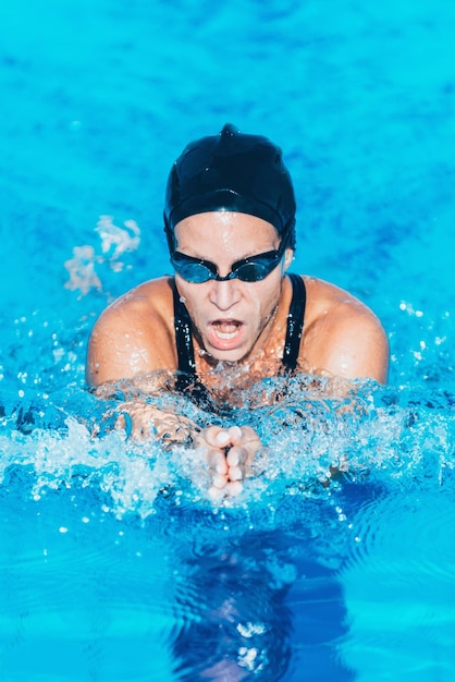 Nageur brasse dans la piscine