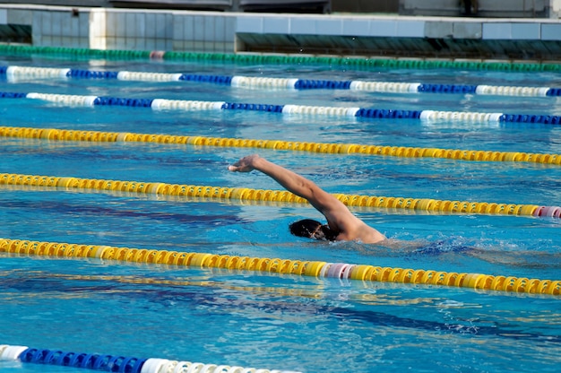 Nageur dans la grande piscine extérieure