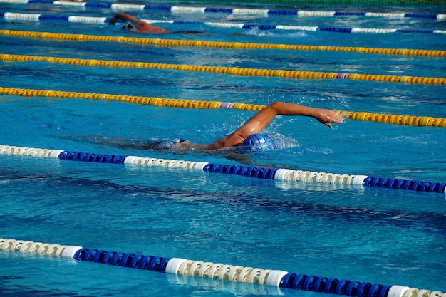 Nageur dans la grande piscine extérieure