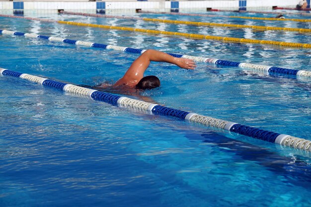 Nageur dans la grande piscine extérieure