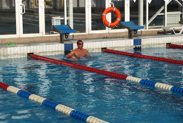 Nageur dans la grande piscine extérieure