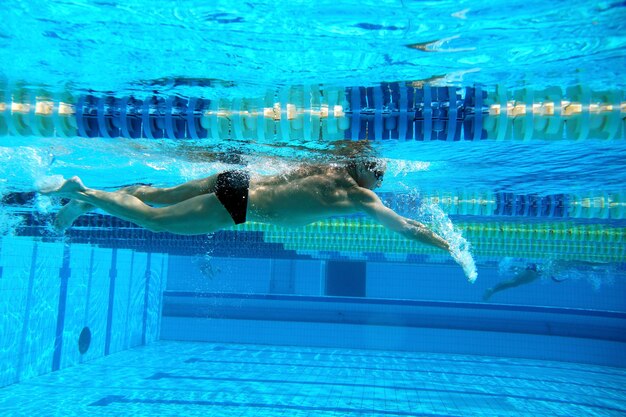 Nageur dans la grande piscine extérieure