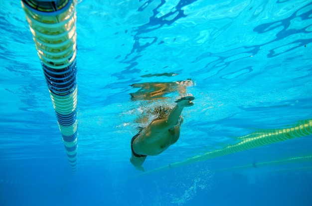 Nageur dans la grande piscine extérieure