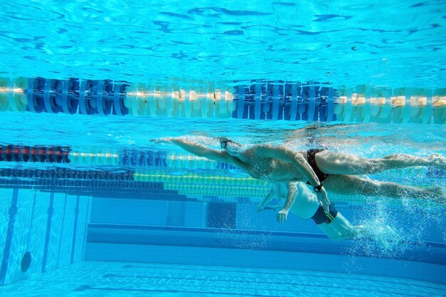 Nageur dans la grande piscine extérieure