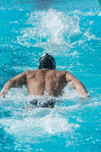 Nageur dans la piscine à couloir, homme dans l&#39;eau