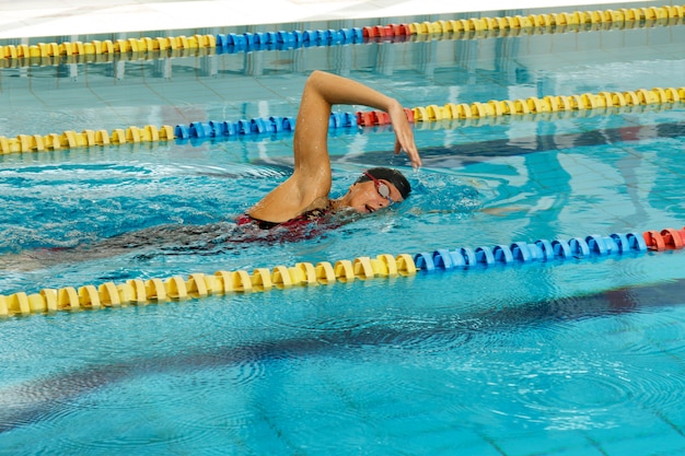 Nageur dans la piscine