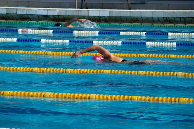 Nageur de fille dans la piscine extérieure