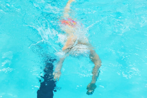 Un nageur professionnel sort de la piscine