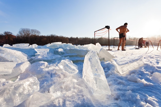 Nageurs d'hiver sur une rivière gelée