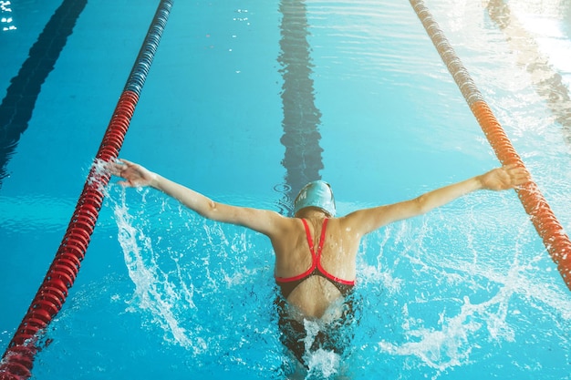 Nageuse réussie nageant dans la piscine Un athlète professionnel est déterminé à remporter le championnat