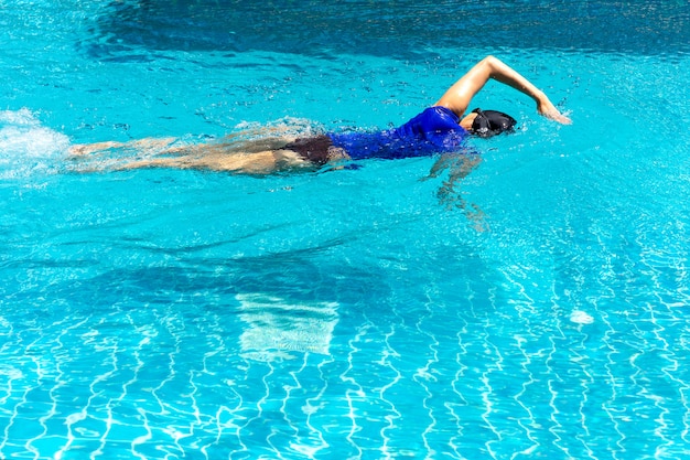 Nageuse s'entraînant dans la piscine.