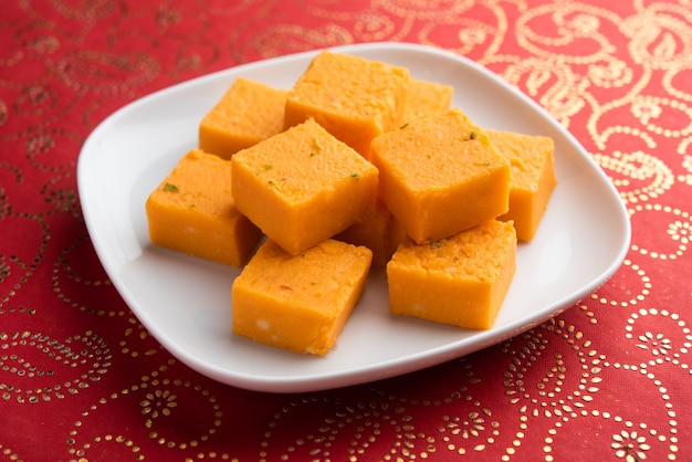 Nagpur Orange Burfee ou barfi ou burfi est un fudge crémeux à base d'oranges fraîches et de mawa