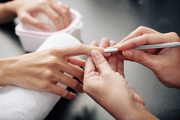 Nail master poussant la cuticule