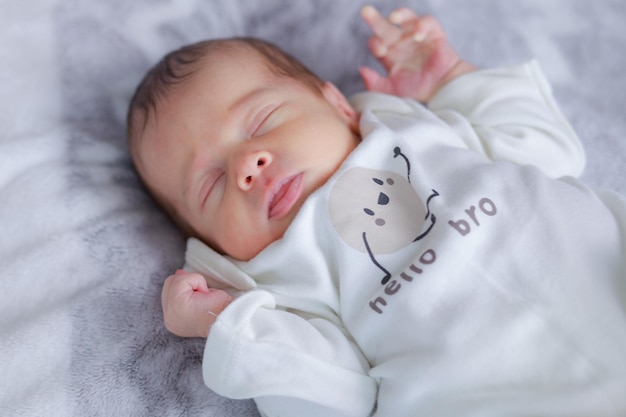 Naissance bébé fille dormir avec la main levée