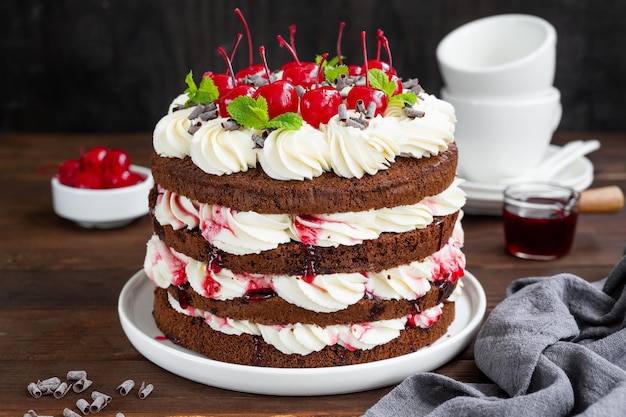 Naked Black forest cake Tarte Schwarzwald Gâteau à la chantilly au chocolat noir et à la cerise