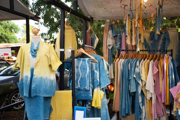 NAKHON RATCHASIMA THAÏLANDE 24 NOVEMBRE Vêtements et vêtements aux couleurs naturelles boutique artisanale à vendre les voyageurs achètent au marché de rue le 24 novembre 2018 à Nakhon Ratchasima Thaïlande