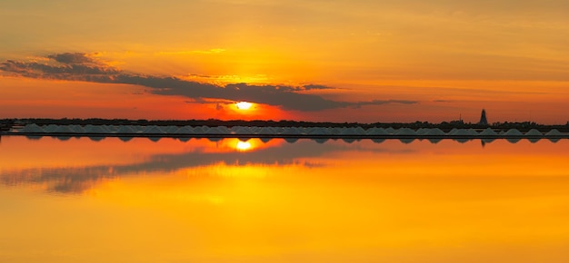 Naklua en ThaïlandeSunset salt farm Naklua dans les provinces côtières de Phetchaburi en Thaïlande