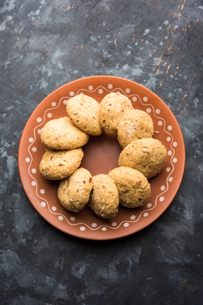 Nan khatai ou Nankhatai est un authentique biscuit sans œufs sucré et salé indien chargé de fruits secs