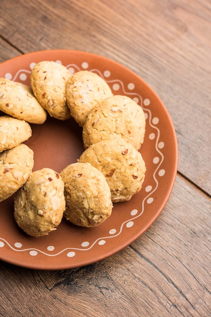 Nan khatai ou Nankhatai est un authentique biscuit sans œufs sucré et salé indien chargé de fruits secs