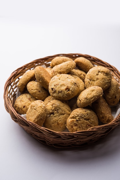 Nan khatai ou Nankhatai est un authentique biscuit sans œufs sucré et salé indien chargé de fruits secs