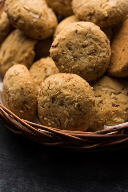 Nan khatai ou Nankhatai est un authentique biscuit sans œufs sucré et salé indien chargé de fruits secs