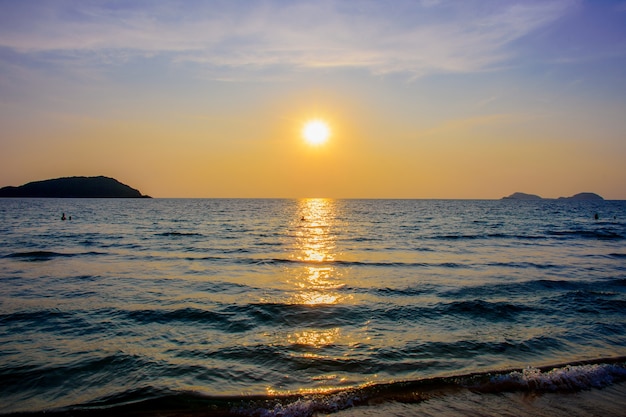 Nang Ram Beach en Thaïlande, mer et île en soirée.